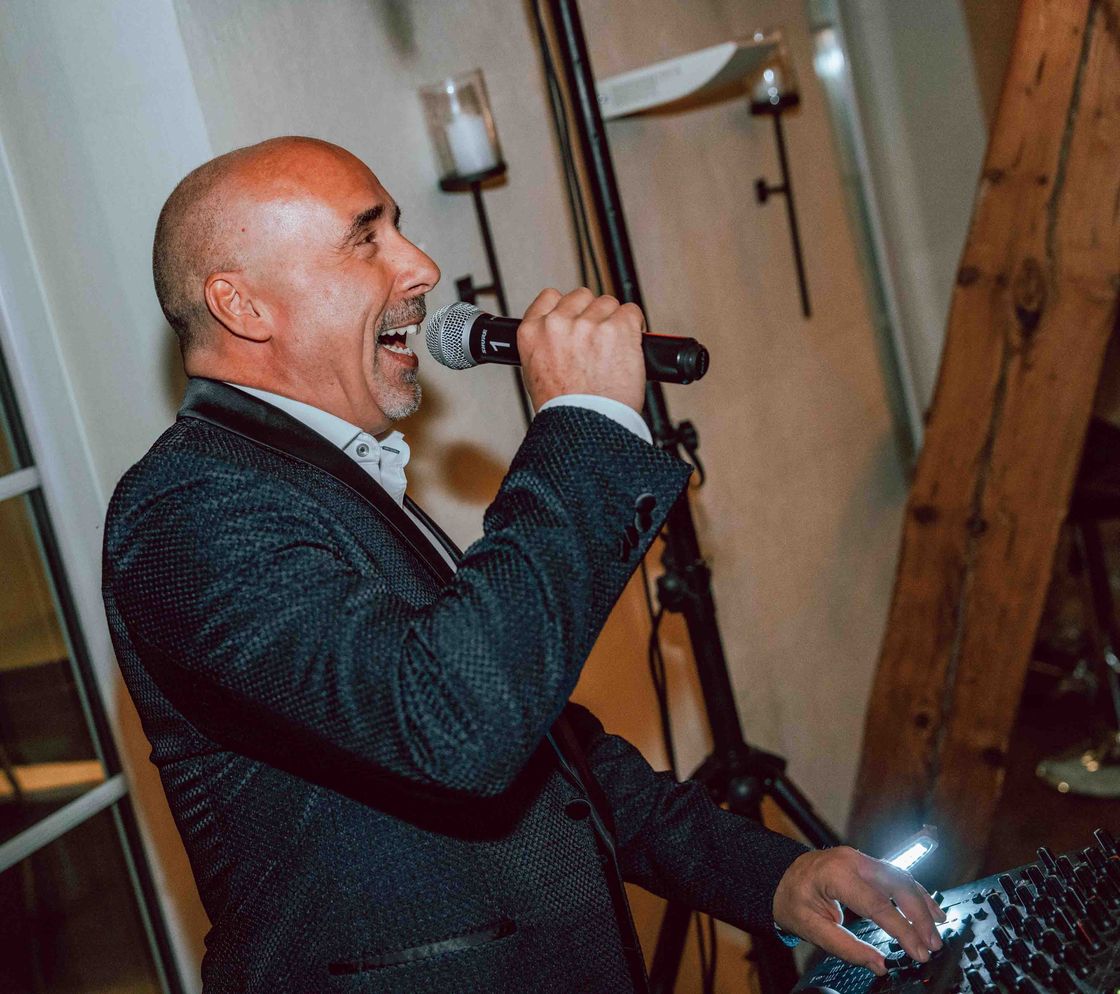 DJ Voltino moderiert und singt live bei einem Event im Großraum München