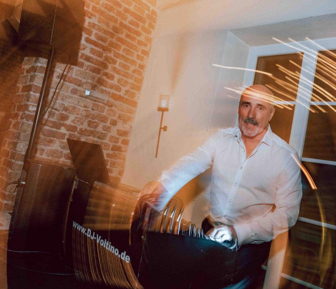DJ Voltino beim Auflegen mit dynamischer Lichtstimmung auf einer Hochzeit