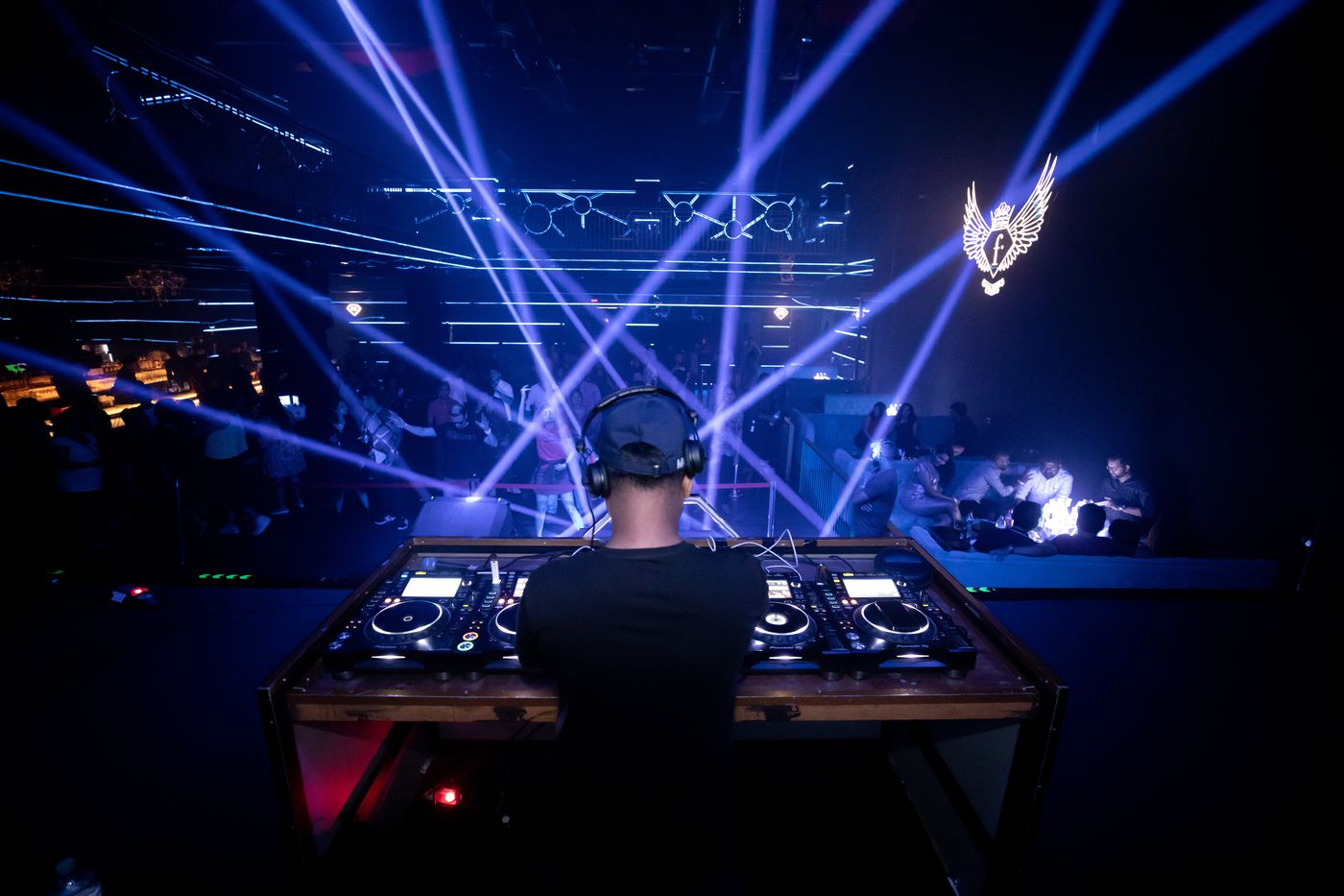 DJ Voltino bei einer Clubnacht mit Lasershow – Event-DJ aus München an den Decks
